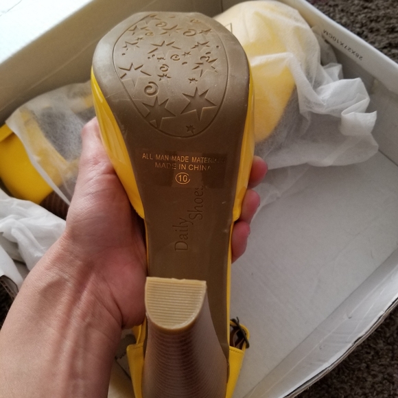 Yellow pep-toe pumps - Picture 3 of 5